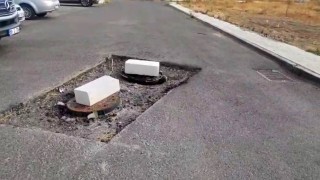 Çorluda rögar kapağını açık bırakıp gittiler, vatandaş kendi önlemini aldı