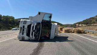 Çorumda balya yüklü tır devrildi: 1 yaralı