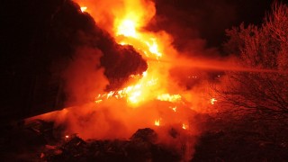 Çorumda çöp yüklü tır alev alev yandı