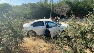 Çorumda otomobil yol kenarındaki bordür taşlara çarptı: 2 yaralı