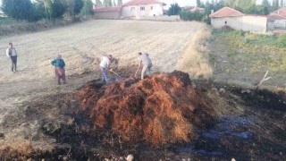 Çorumda tarlada çıkan yangında 300 adet balya kül oldu