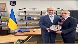 Cumhurbaşkanı Başdanışmanı Topçu, Ukraynanın Ankara Büyükelçisi Celali ziyaret etti