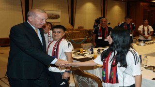 Cumhurbaşkanı Erdoğan, Yüksekovaspor Kadın Futbol Takımını kabul etti