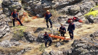 Dağda mahsur kalan yaralı vatandaşı kurtarmak için ekipler seferber oldu