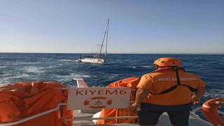 Datça açıklarında arızalanan yelkenli tekne kurtarıldı