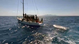 Datça açıklarında sürüklenen yelkenli teknedeki 43 düzensiz göçmen kurtarıldı
