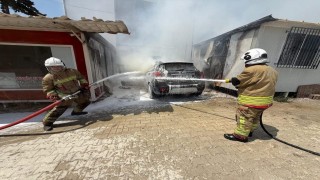 Defnede konteynerde çıkan yangın araca sıçradı