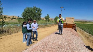 Demirözünde tarla içi yol yapım çalışmaları devam ediyor