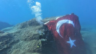 Deniz altında işaret diliyle İstiklal Marşını okudular
