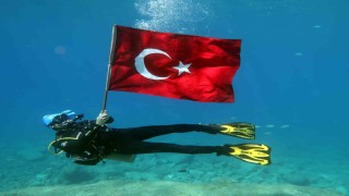 Deniz dibinde Türk bayraklı 30 Ağustos kutlaması