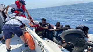 Denizde 13 göçmen kurtarıldı, karada 15 göçmen yakalandı