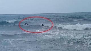 Denizde boğulma tehlikesi geçiren 2 şahsın ölümle burun buruna geldiği anlar kamerada