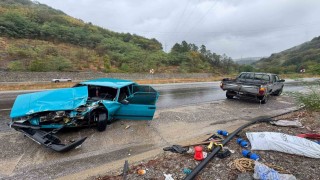Depo bakımı yapan ekibin aracına çarpan otomobil hurdaya döndü