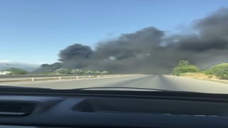 Depoda çıkan yangında gökyüzünü siyah dumanlar kapladı