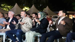 Deprem saati 03.02de Sakaryada eller semaya açıldı