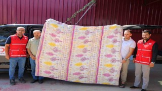 Deprem şehri Kahramanmaraşta esnaf,  bin adet yorgan bağışı yaptı