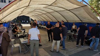 Deprem sonrası belediye hizmetlerini çadırda sürdürüyor