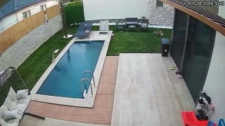 Depremde yüzme havuzu beşik gibi sallandı