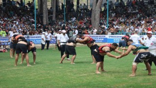 Depremin yaralarının sarıldığı Hatayda aba güreşi heyecanı yaşandı
