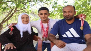 Depremzede genç, bilek güreşinde Türkiye şampiyonu oldu