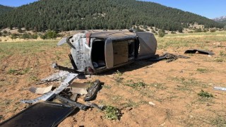 Derebucakta otomobil tarlaya devrildi: 2 yaralı