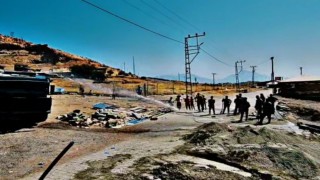 Derecikte askeri TOMA vatandaşlara su desteği verdi