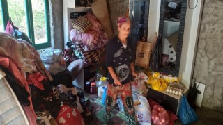 Devrekli çift yıkılmak üzere olan evde hayat mücadelesi veriyor