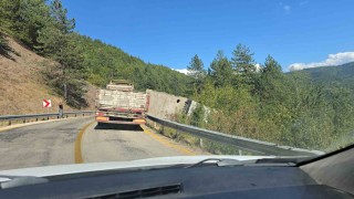 Devrilen beton bloğu kaldırma çalışmalarında uzun araç kuyrukları oluştu