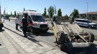 Devrilen ticari taksi ters döndü: 1 yaralı