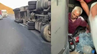 Devrilen tırda sıkışan sürücü vatandaşlar tarafından kurtarıldı