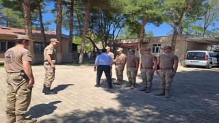 Dicle Kaymakamı Atış, şehit ailesi, asker ve vatandaşlarla buluştu