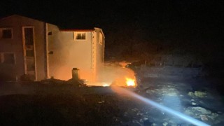 Dikilide otluk alandaki yangın evlere sıçradı: 11 ev zarar gördü