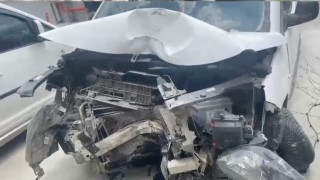 Direğe çarpan otomobildeki 2 kişi yaralandı