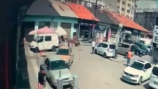 Direksiyon başında rahatsızlanan sürücü 6 araca çarptı: Kaza anı kamerada