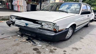 Direksiyon hakimiyetini kaybeden minibüs sürücüsü, park halindeki 4 otomobile çarptı