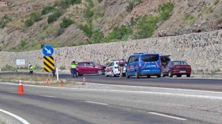 Direksiyon hakimiyetini kaybeden sürücü duvara çarptı