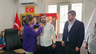 Diyarbakırda CHPden AK Partiye katılım: Rozetleri Suna Kepolu Ataman taktı