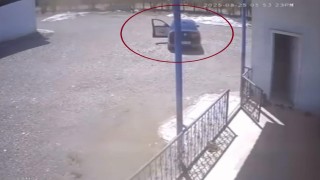Diyarbakırda el freni çekilmeyen otomobilin duvara çarptığı anlar kameraya yansıdı