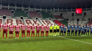 Diyarbakırda Gösteri Maçında sahaya çıkan Bakan Baktan Terörsüz Türkiye vurgusu