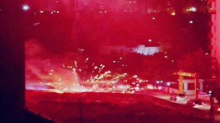 Diyarbakırda havai fişek inşaat alanındaki malzemeleri tutuşturdu, düğün konvoyundakiler yangını söndürdü