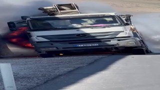 Diyarbakırda kamyon seyir halindeyken alev aldı