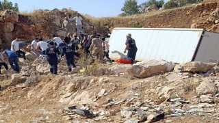 Diyarbakırda kamyonet şarampole devrildi: 3 yaralı