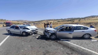 Diyarbakırda otomobiller kafa kafaya çarpıştı: 2 yaralı
