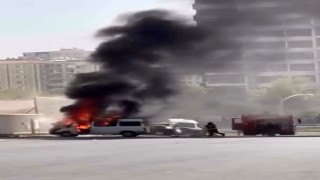 Diyarbakırda park halindeki minibüs alev aldı