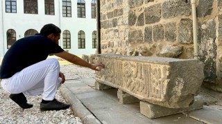 Diyarbakırda Saint George Kilisesinin hiçbir zaman hamam olarak kullanılmadığını ispatlayan kitabe ortaya çıktı