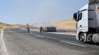 Diyarbakırda seyir halindeki araç yandı