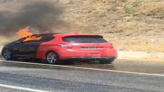 Diyarbakırda seyir halindeki otomobil alevlere teslim oldu