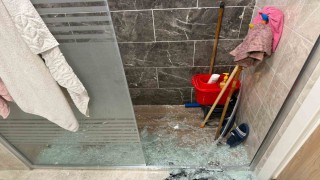 Diyarbakırda üzerine duş kabini düşen kadın hastanelik oldu