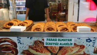 Diyarbakırın örnek esnafı: İhtiyaç sahipleri 6 yıldır bu tezgahtan ücretsiz simit ve su alabiliyor