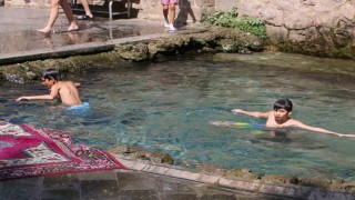 Diyarbakırlı çocuklar yataktan kalkıp süs havuzuna koşuyor
